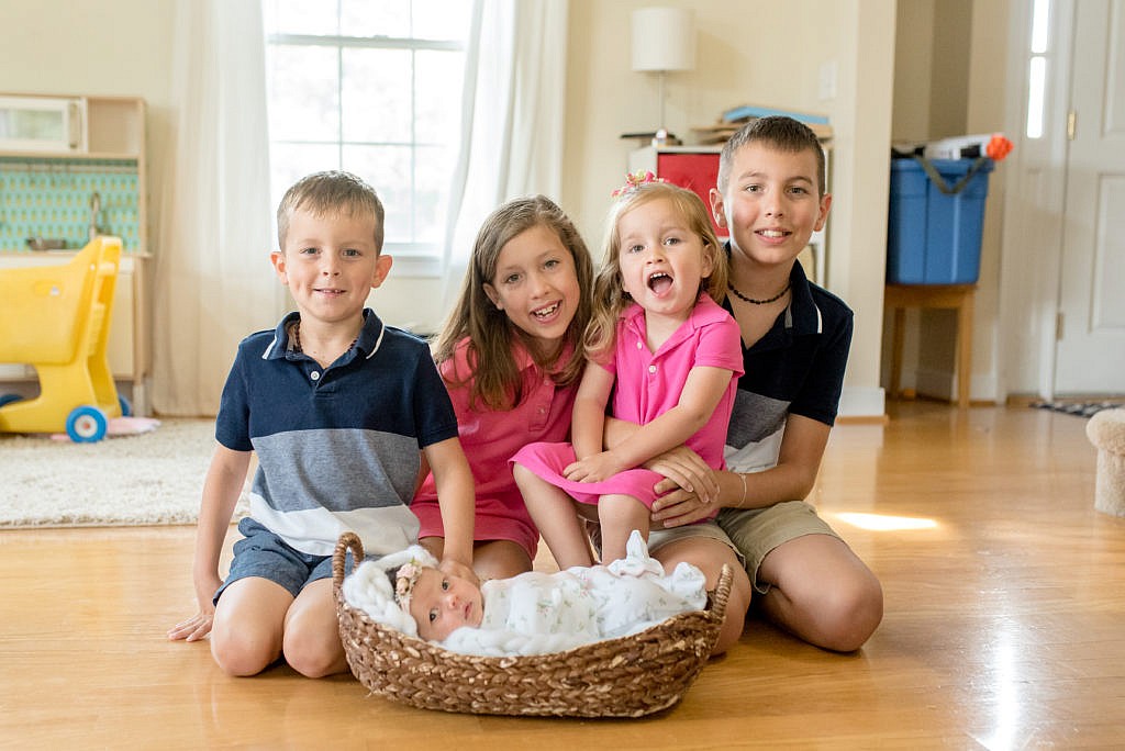 siblings together at lifestyle neewborn session